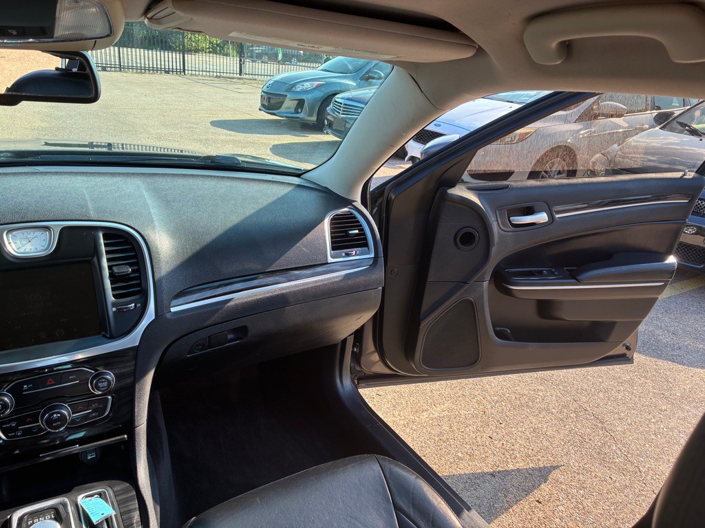 2016 Chrysler 300 Image 22