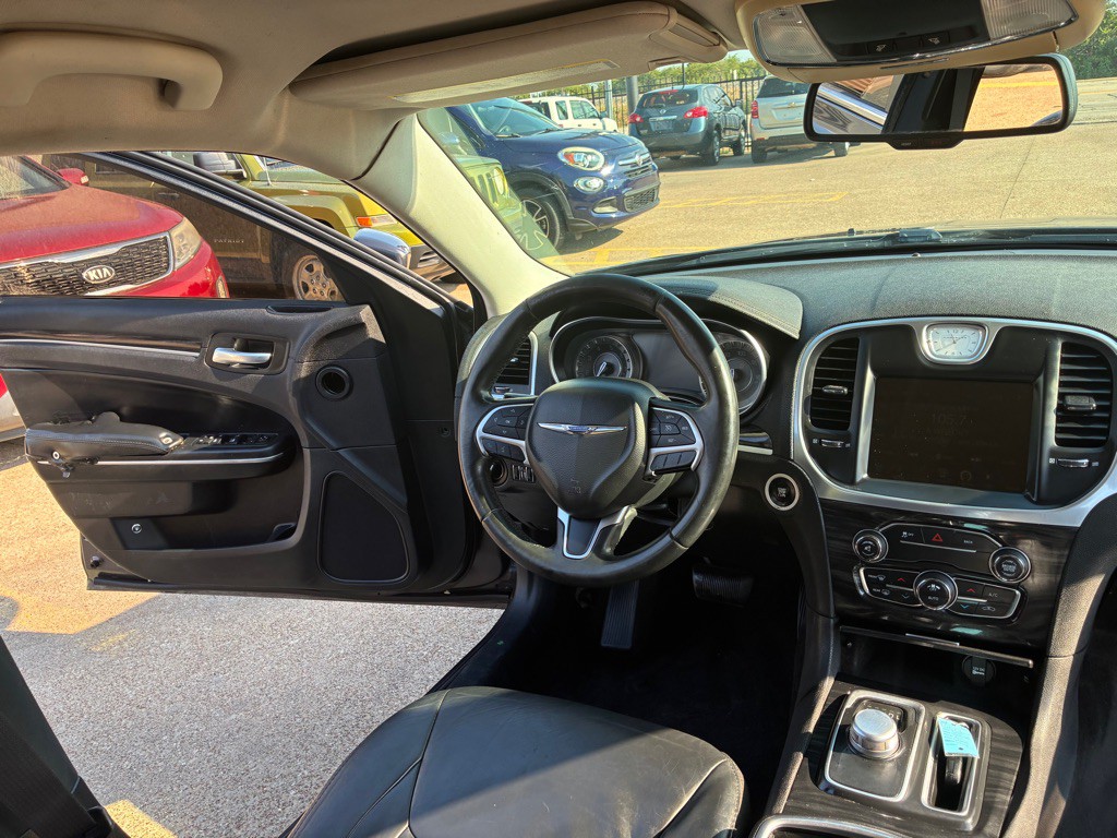 2016 Chrysler 300 Image 23