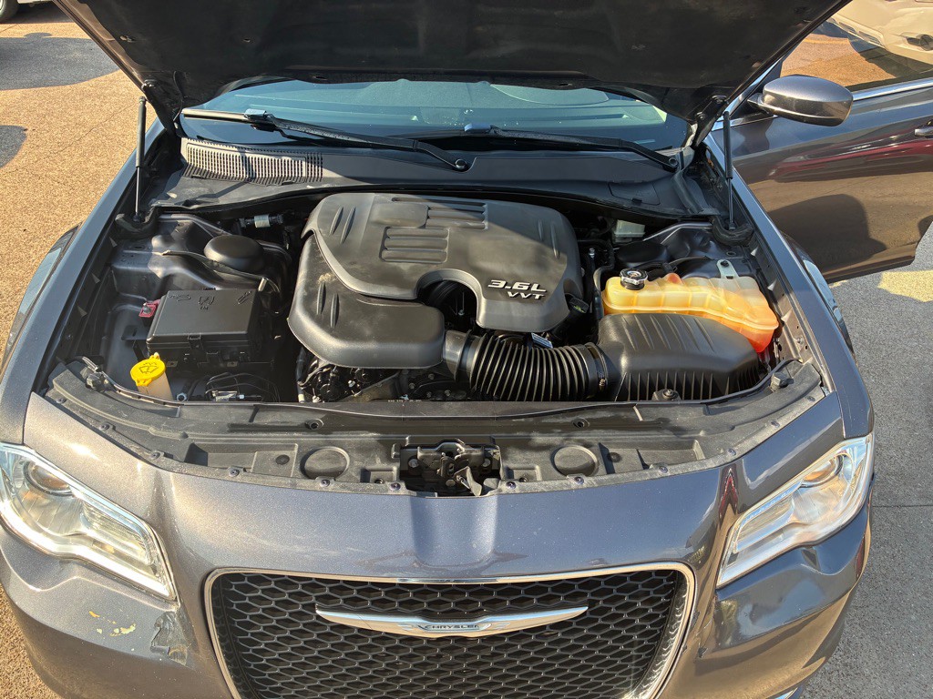 2016 Chrysler 300 Image 29