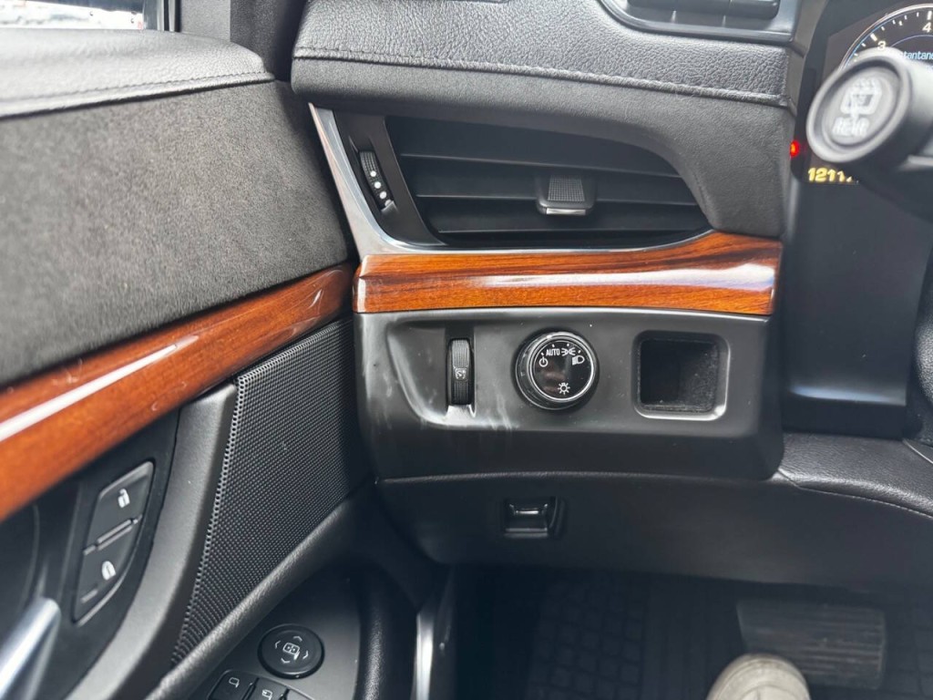 2015 Cadillac Escalade Image 25