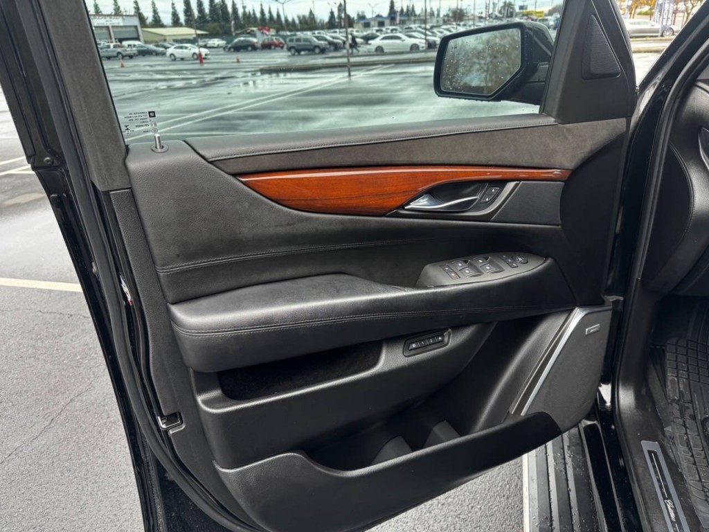 2015 Cadillac Escalade Image 27