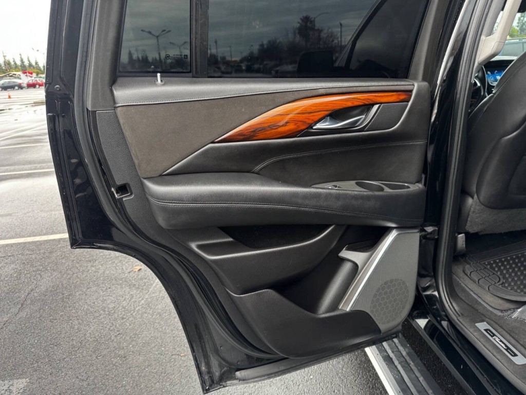 2015 Cadillac Escalade Image 32