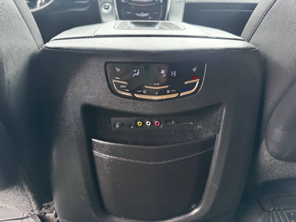 2015 Cadillac Escalade Image 34