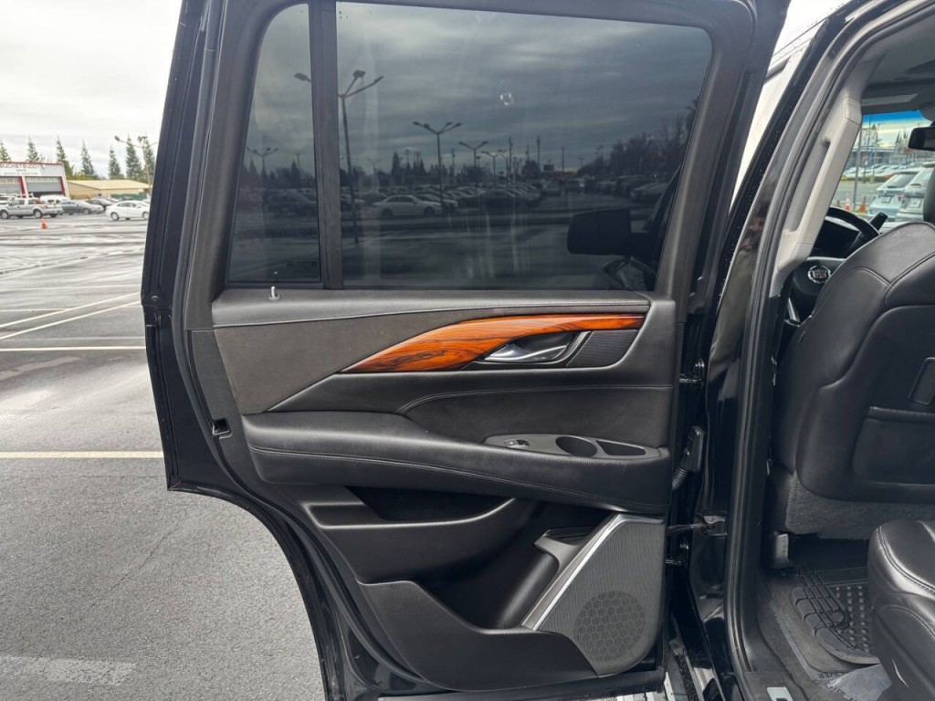 2015 Cadillac Escalade Image 35