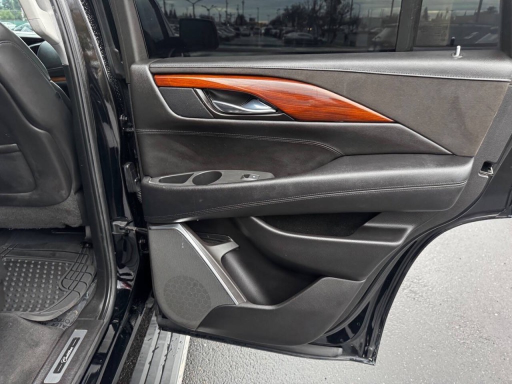 2015 Cadillac Escalade Image 38