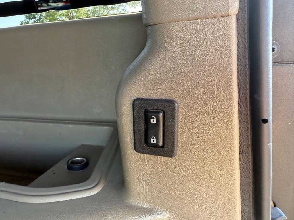 2003 HUMMER H2 Image 28