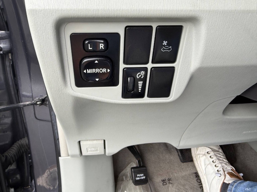2010 Toyota Prius Image 25