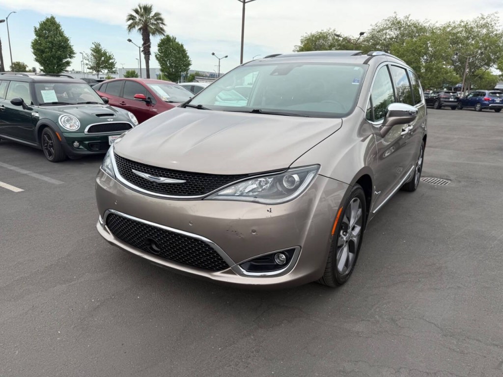 2017 Chrysler Pacifica Image 1