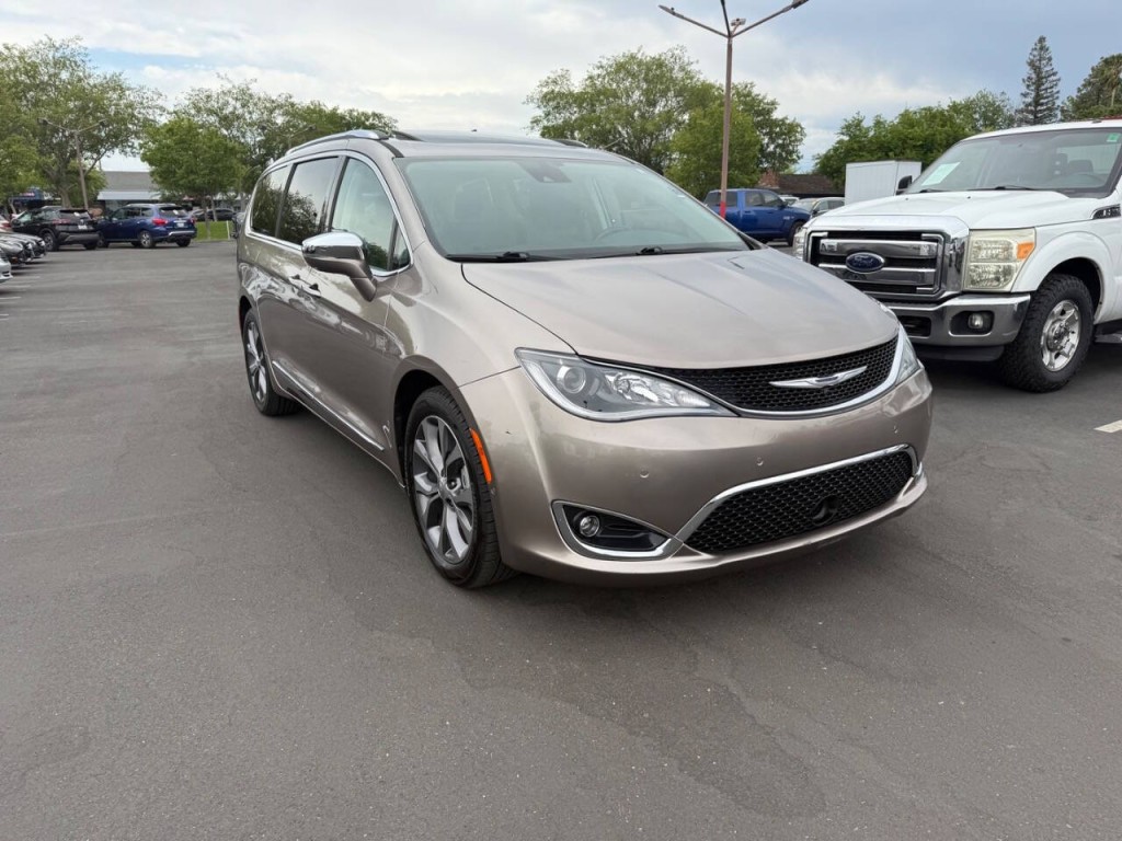 2017 Chrysler Pacifica Image 3