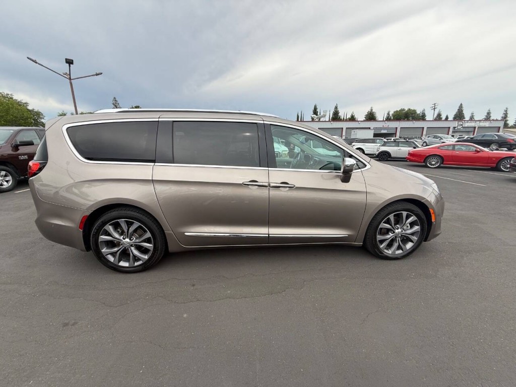 2017 Chrysler Pacifica Image 4