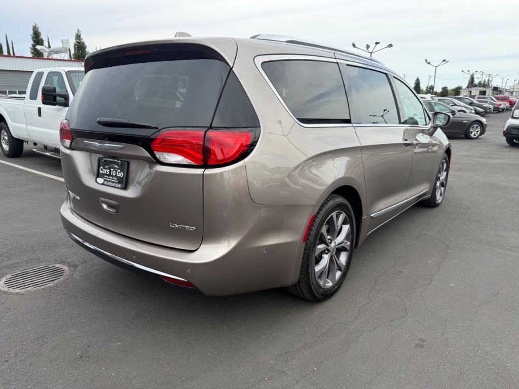 2017 Chrysler Pacifica Image 5