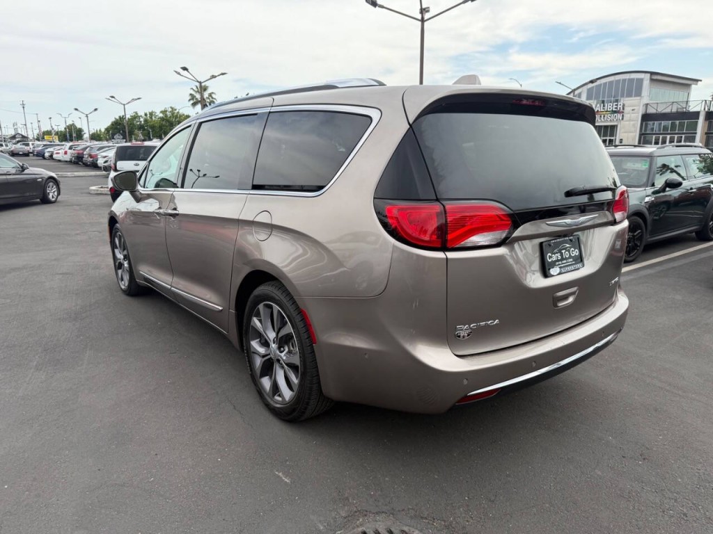 2017 Chrysler Pacifica Image 7