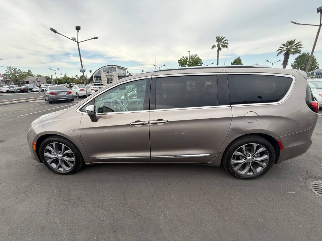 2017 Chrysler Pacifica Image 8