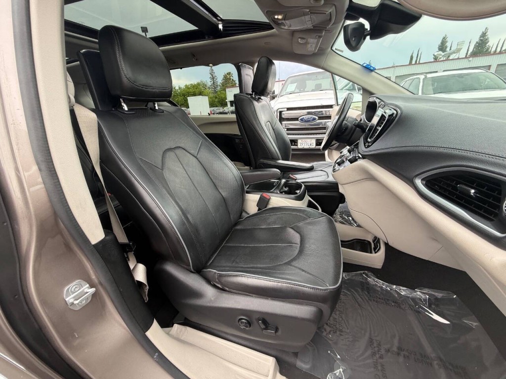 2017 Chrysler Pacifica Image 9