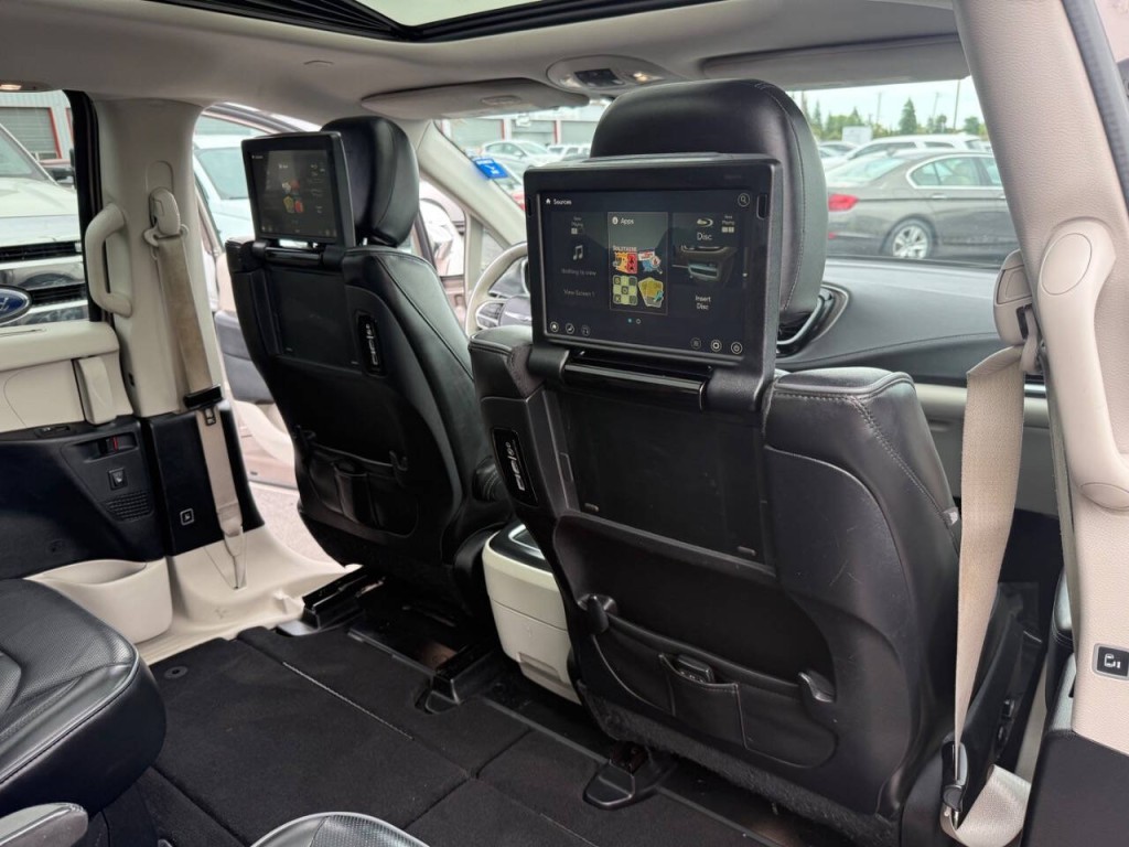 2017 Chrysler Pacifica Image 11