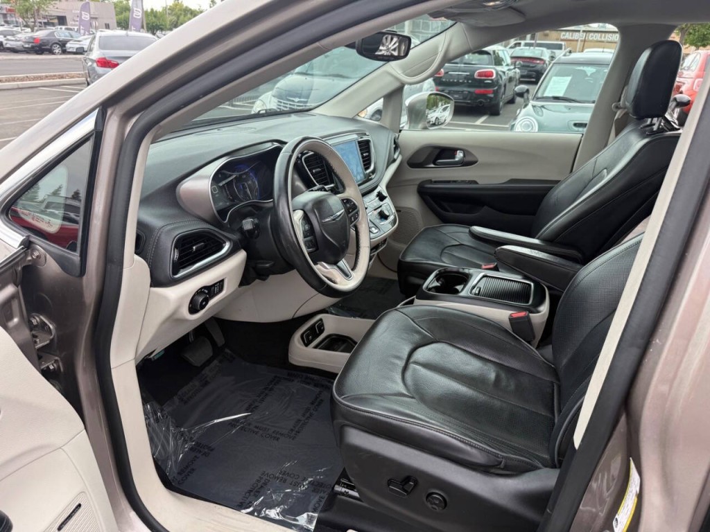 2017 Chrysler Pacifica Image 12
