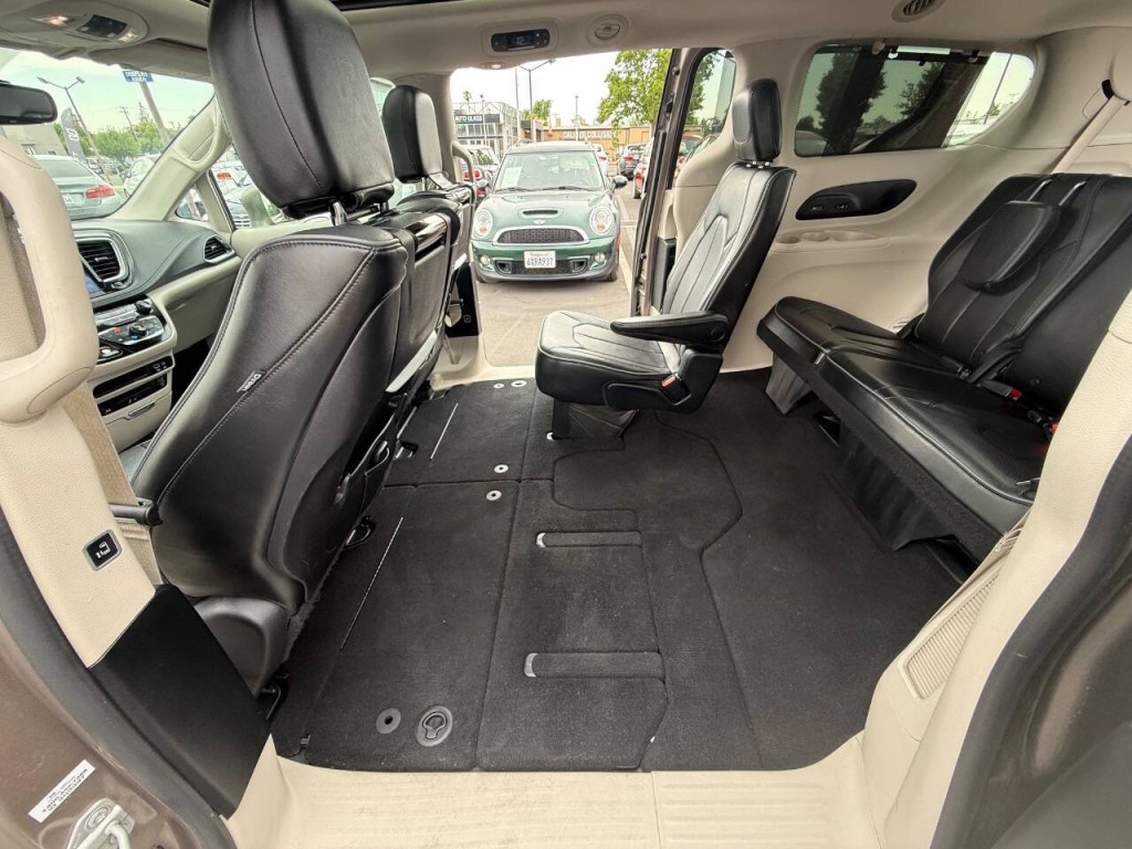 2017 Chrysler Pacifica Image 14