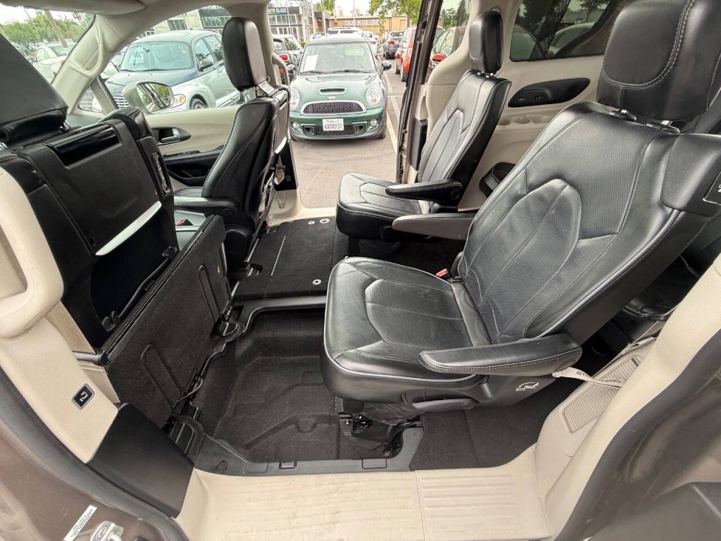 2017 Chrysler Pacifica Image 15