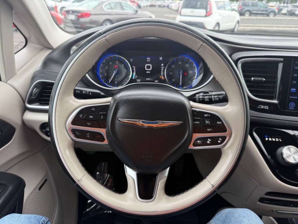 2017 Chrysler Pacifica Image 19