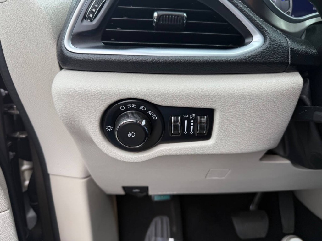 2017 Chrysler Pacifica Image 28