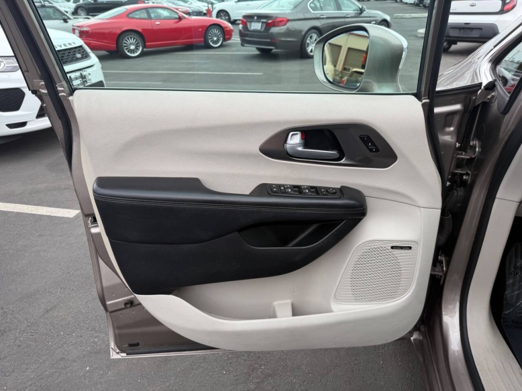2017 Chrysler Pacifica Image 30