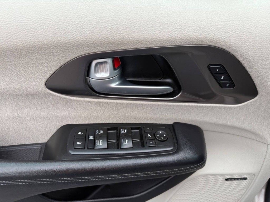 2017 Chrysler Pacifica Image 31