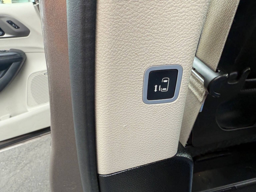2017 Chrysler Pacifica Image 35