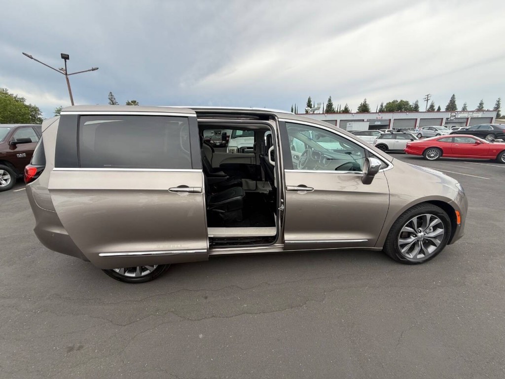 2017 Chrysler Pacifica Image 40
