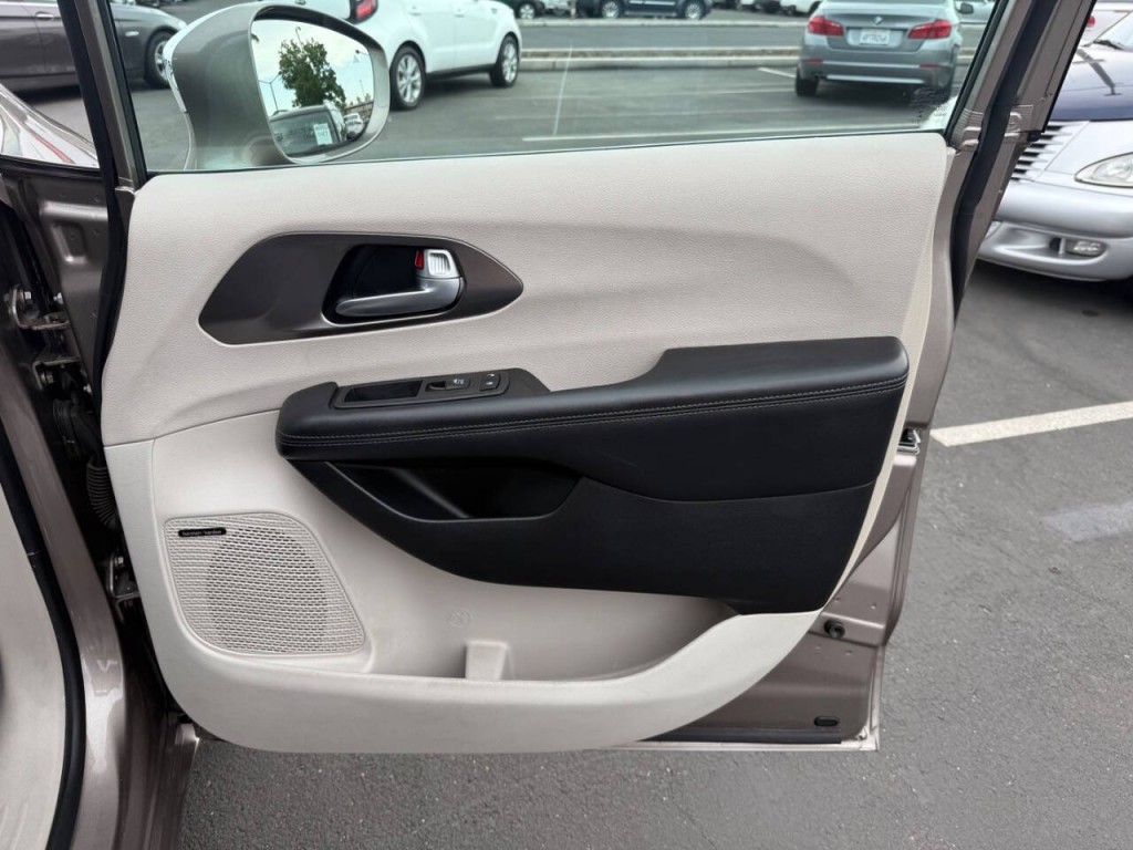 2017 Chrysler Pacifica Image 41