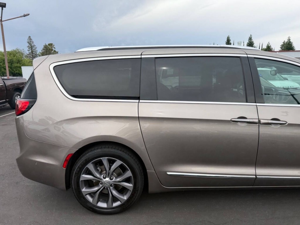 2017 Chrysler Pacifica Image 42