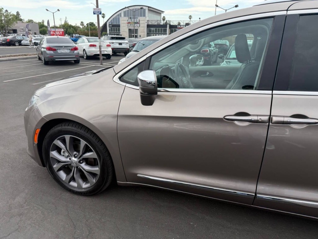 2017 Chrysler Pacifica Image 44