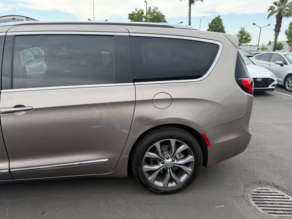 2017 Chrysler Pacifica Image 45