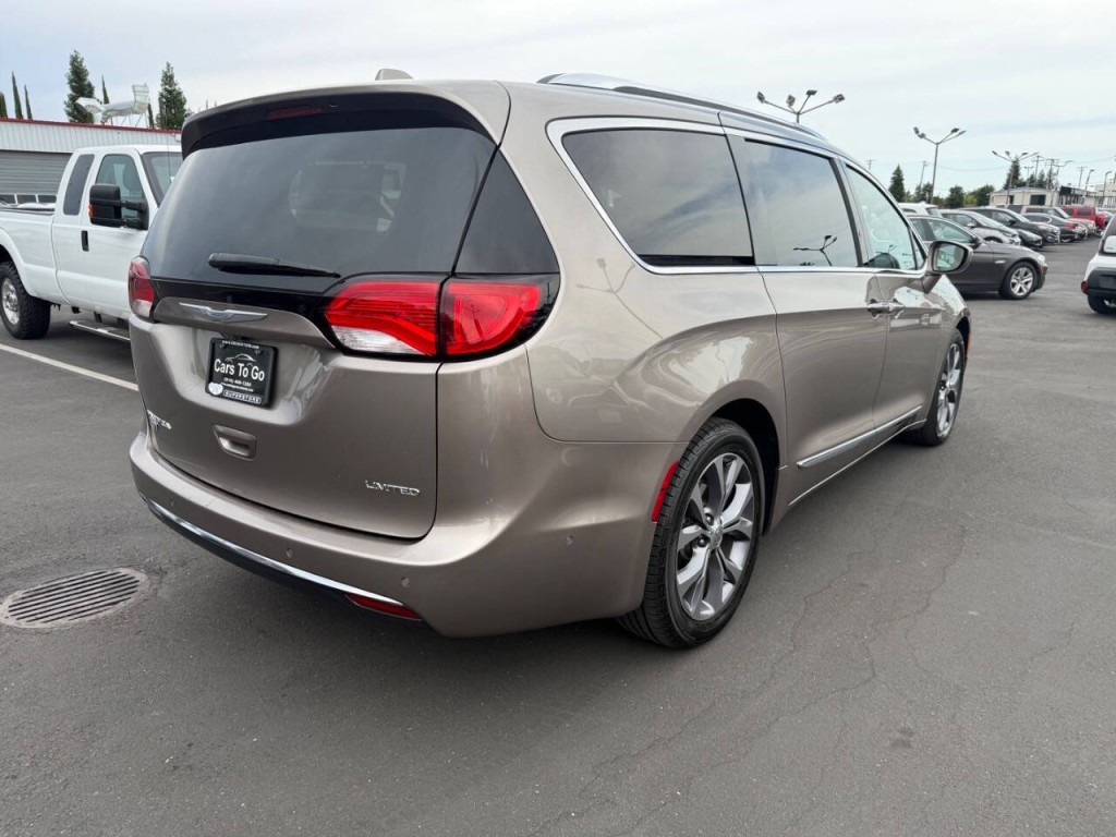 2017 Chrysler Pacifica Image 5