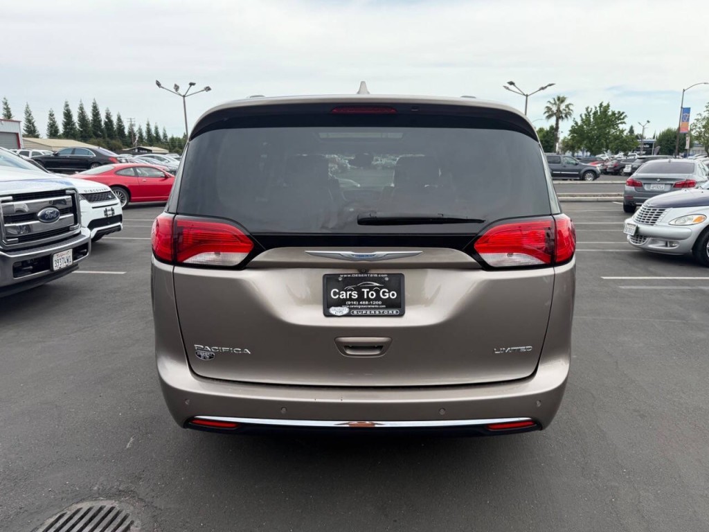 2017 Chrysler Pacifica Image 6