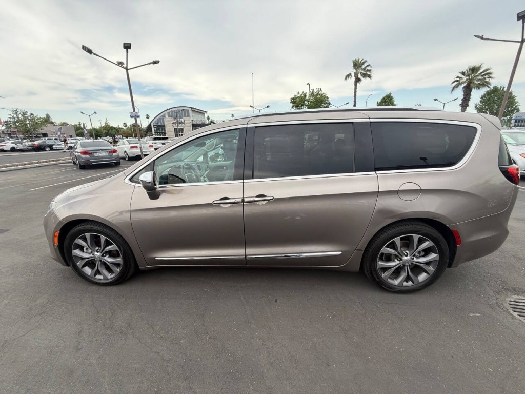 2017 Chrysler Pacifica Image 8