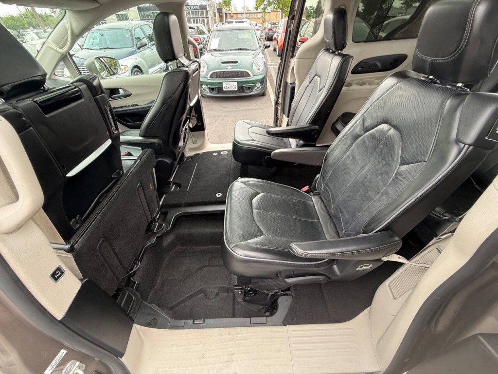 2017 Chrysler Pacifica Image 15