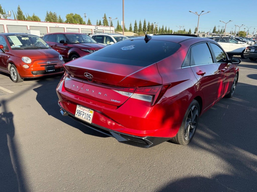 2022 Hyundai Elantra Image 5