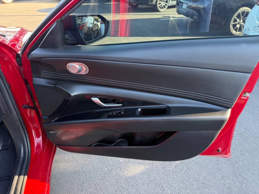 2022 Hyundai Elantra Image 32