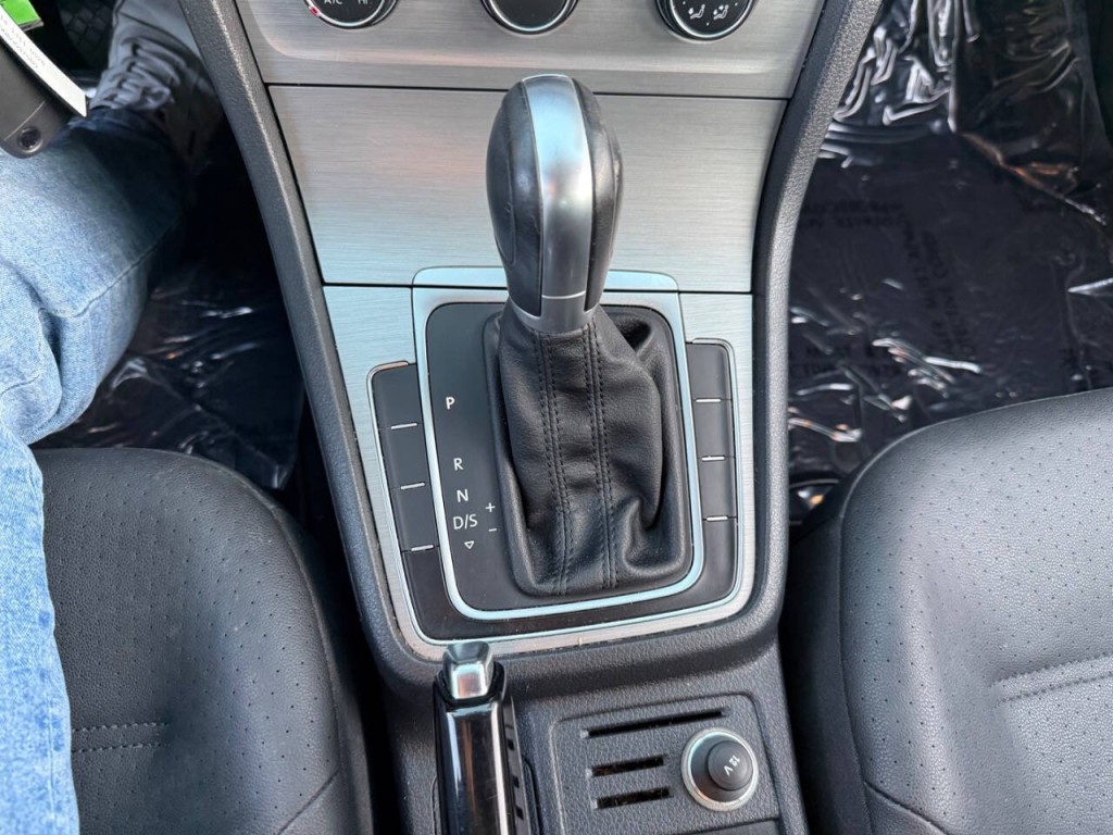 2015 Volkswagen Golf Image 16