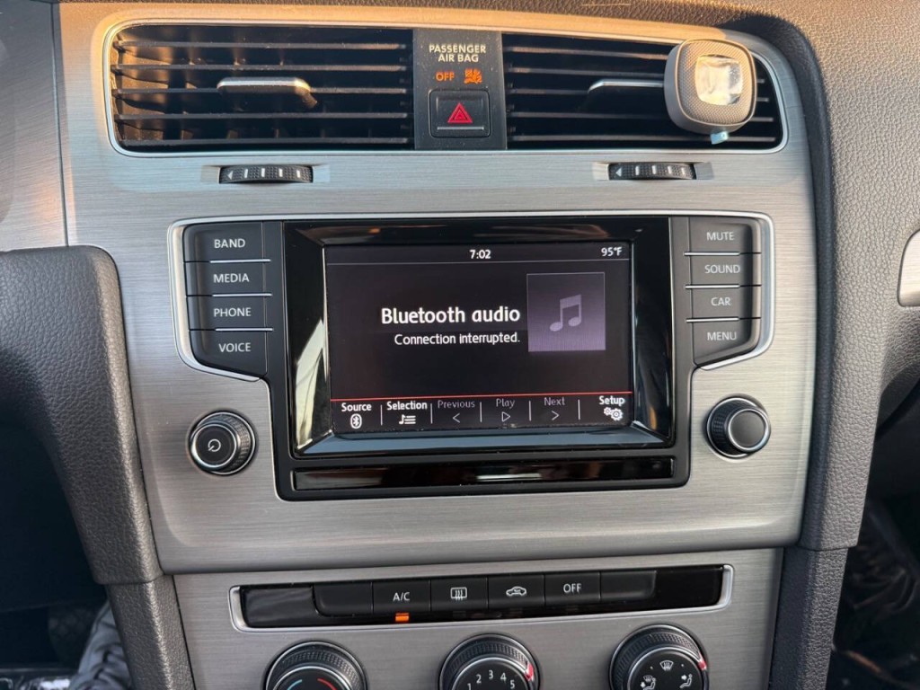 2015 Volkswagen Golf Image 19