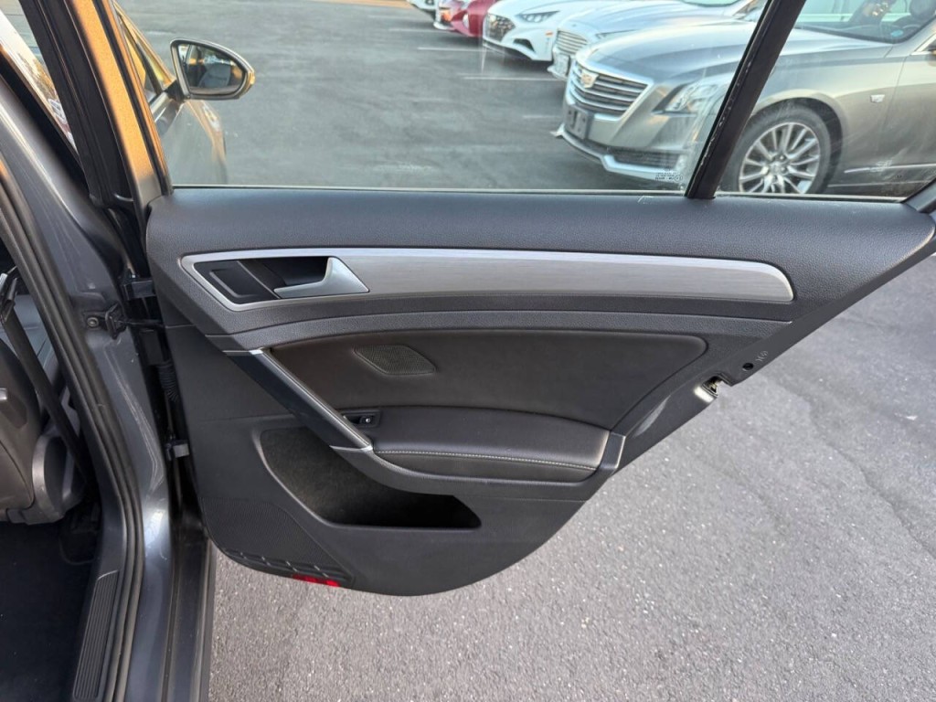 2015 Volkswagen Golf Image 28