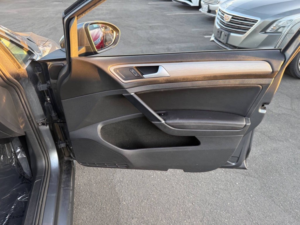 2015 Volkswagen Golf Image 31