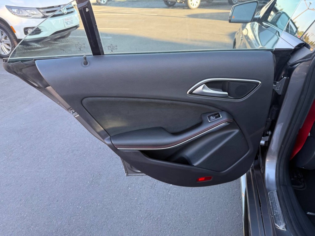 2015 Mercedes-Benz CLA-Class Image 27