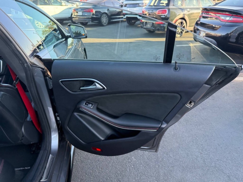 2015 Mercedes-Benz CLA-Class Image 32