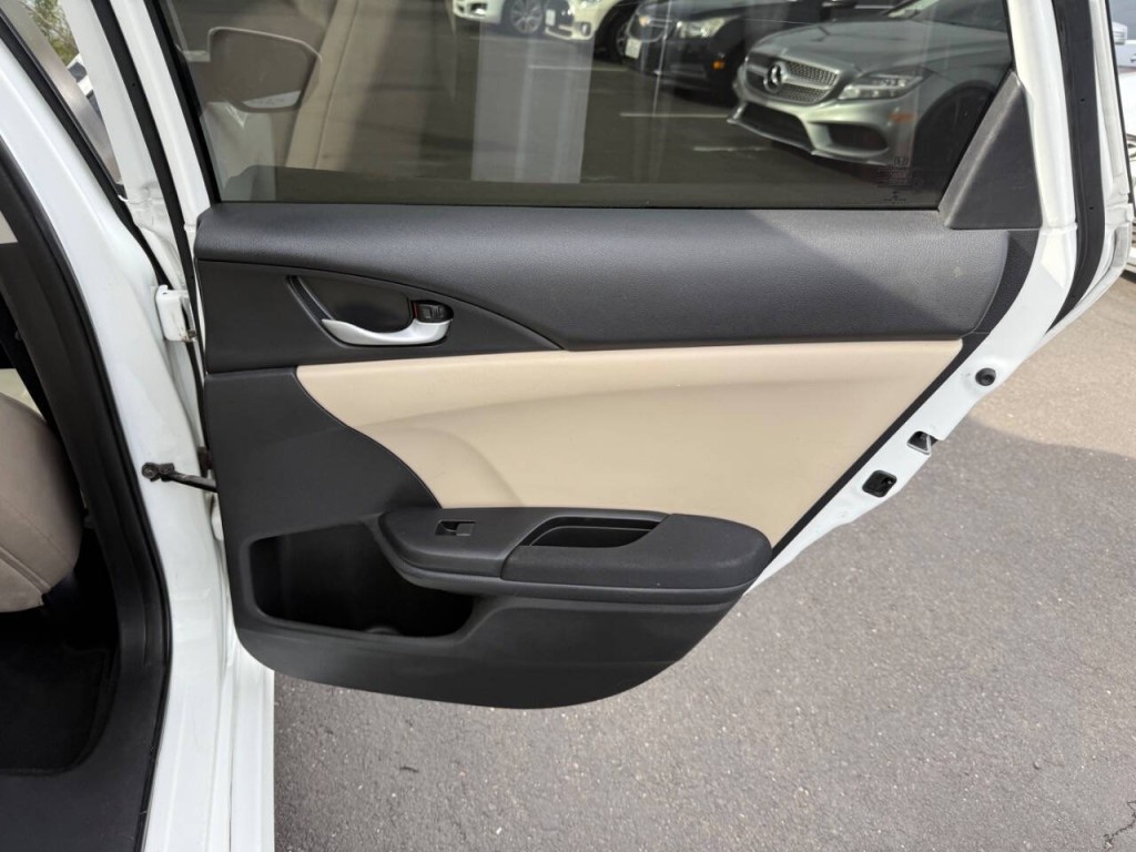 2018 Honda Civic Image 24