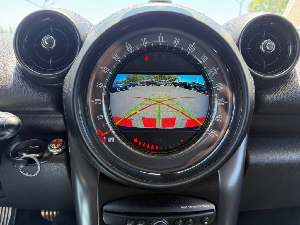 2015 MINI Countryman Image 16
