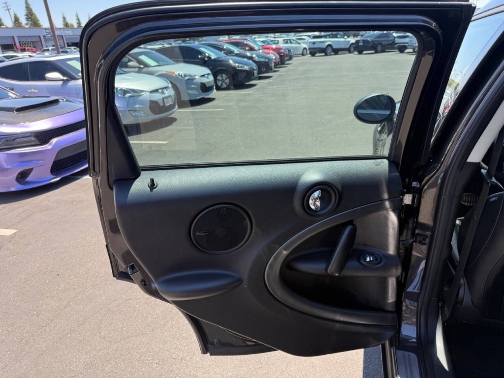 2015 MINI Countryman Image 23