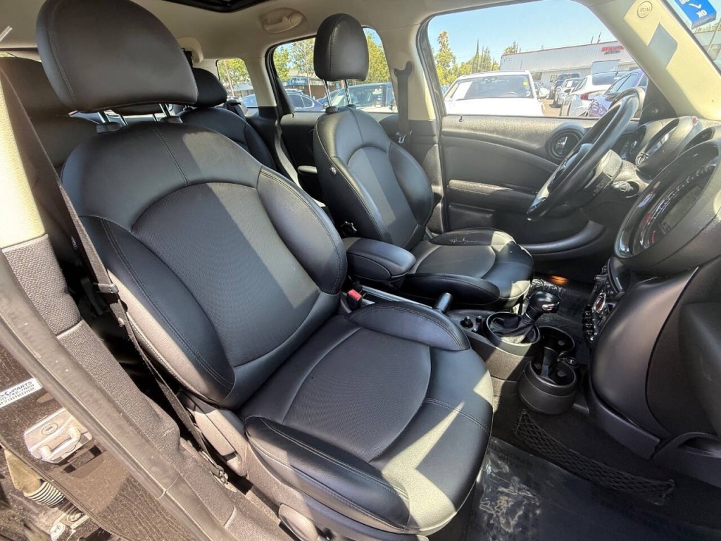 2015 MINI Countryman Image 30