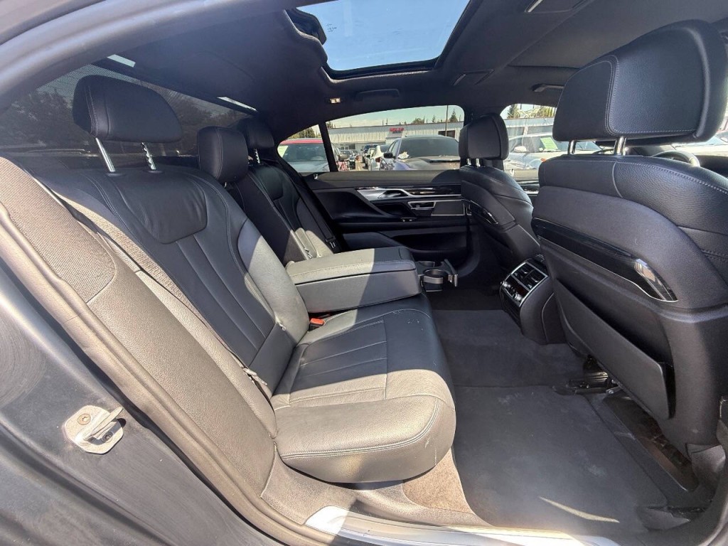 2019 BMW 7 Series Image 32