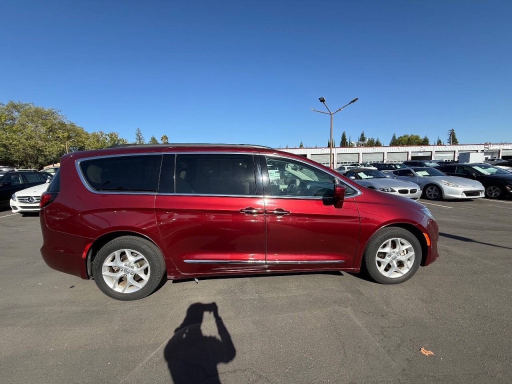 2017 Chrysler Pacifica Image 4